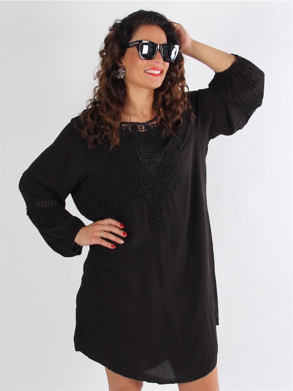 Nanda - Svart tunikaklänning med långa ärmar och broderade detaljer